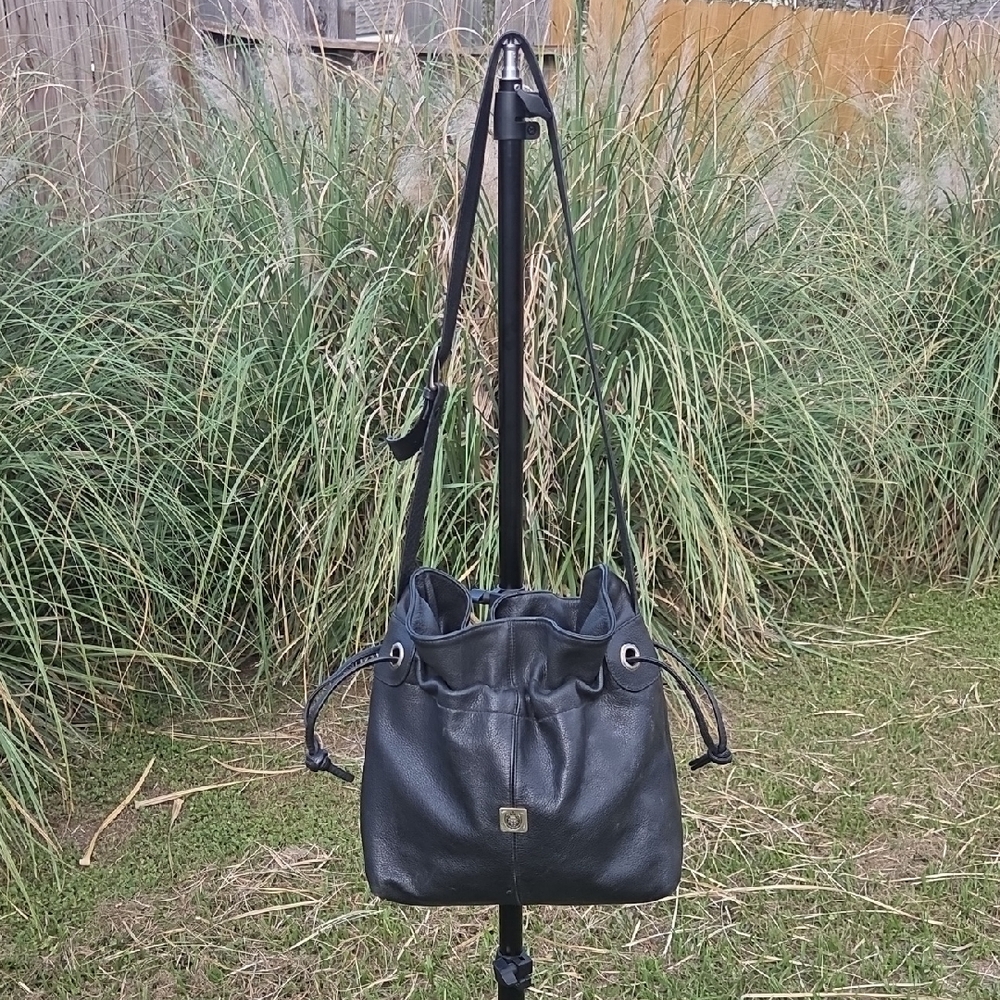LIZ CLAIBORNE Vintage leather Drawstring bucket bag.